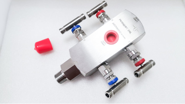 內(nèi)外螺紋雙DB柱狀四閥組