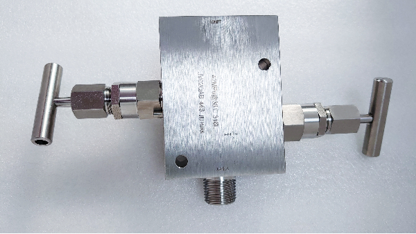 42MPa內(nèi)外螺紋直通柱狀二閥組